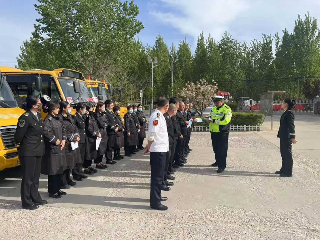 膠州交警嚴(yán)把校車安全→ 圖片