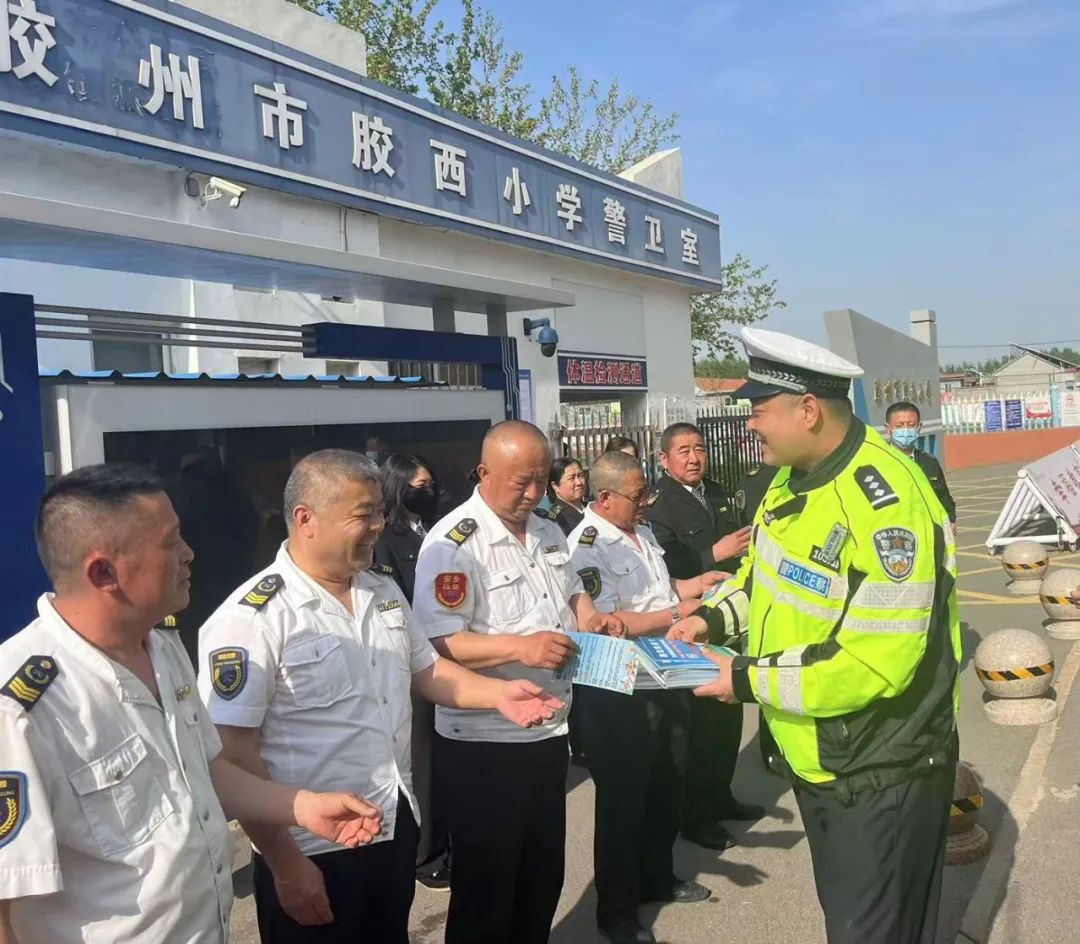 膠州交警嚴(yán)把校車安全→ 圖片
