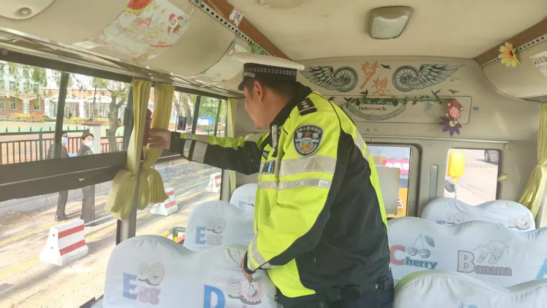 膠州交警嚴(yán)把校車安全→ 圖片