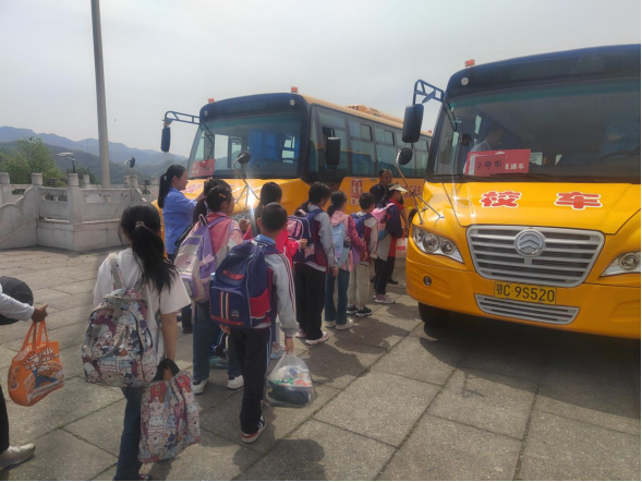 竹山縣上庸鎮(zhèn)“校園直通車(chē)”專線正式開(kāi)通 開(kāi)啟師生出行便捷新模式 圖片