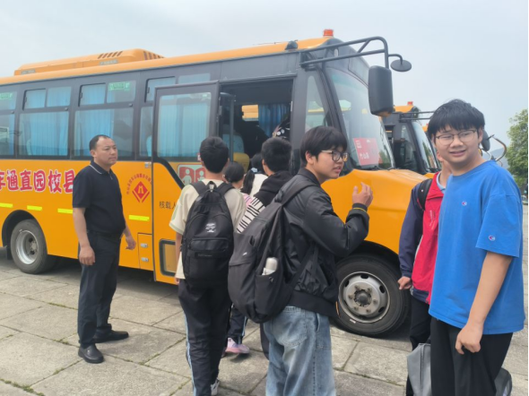 竹山縣上庸鎮(zhèn)“校園直通車(chē)”專線正式開(kāi)通 開(kāi)啟師生出行便捷新模式 圖片