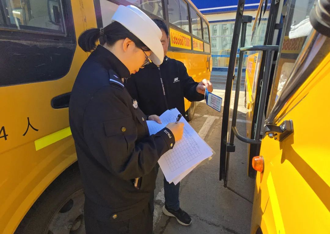 春季行動丨大慶交警聯(lián)合教育局開展校車專項安全檢查暨警示教育安全培訓(xùn)會/ 圖片