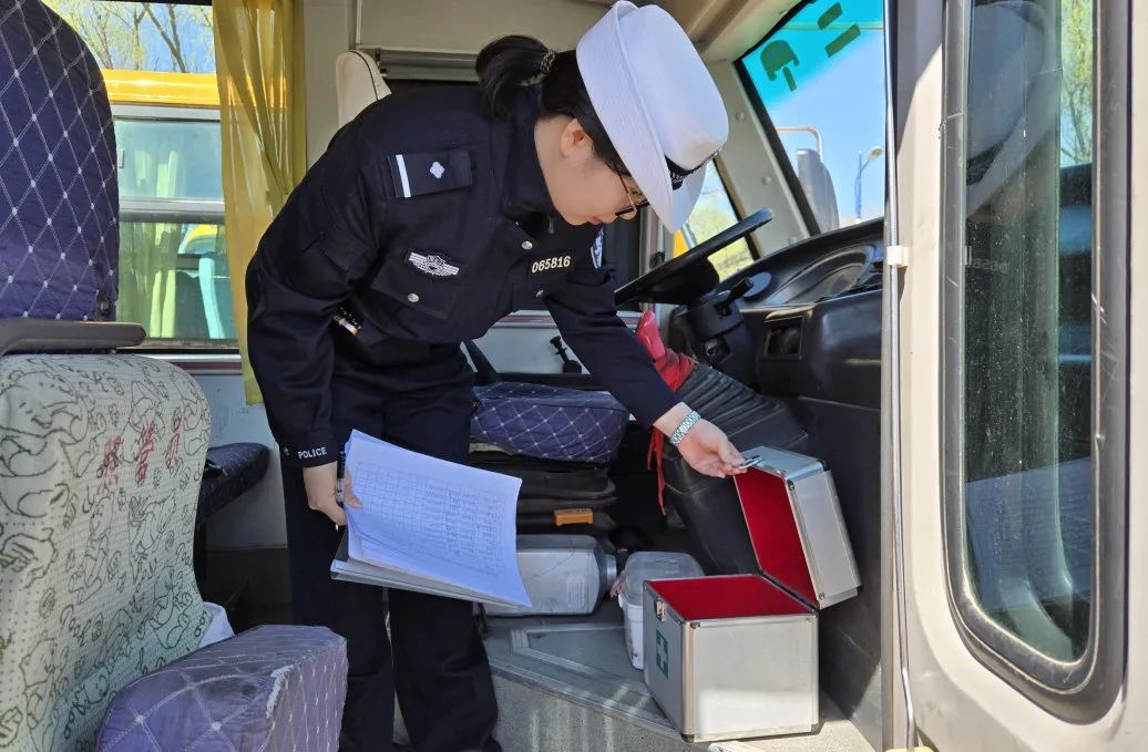 春季行動丨大慶交警聯(lián)合教育局開展校車專項安全檢查暨警示教育安全培訓(xùn)會/ 圖片