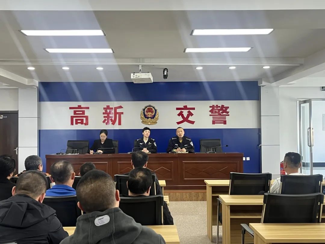 春季行動丨大慶交警聯(lián)合教育局開展校車專項安全檢查暨警示教育安全培訓(xùn)會/ 圖片