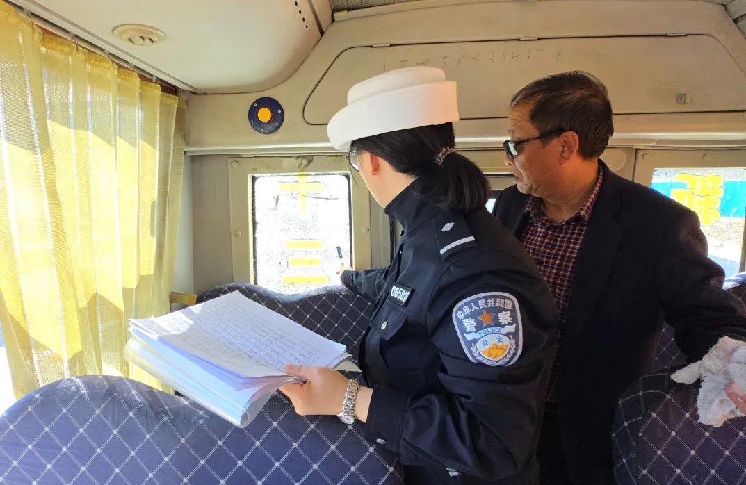 春季行動丨大慶交警聯(lián)合教育局開展校車專項安全檢查暨警示教育安全培訓(xùn)會/ 圖片