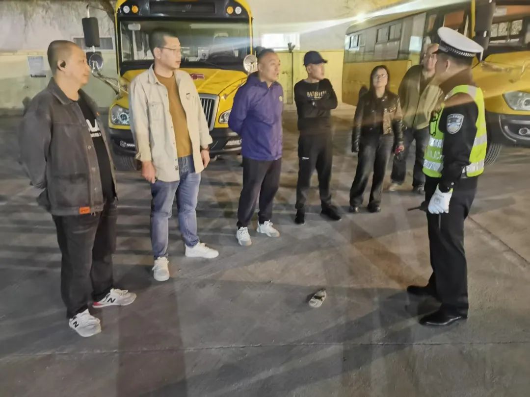 春季行動丨大慶交警聯(lián)合教育局開展校車專項安全檢查暨警示教育安全培訓(xùn)會/ 圖片