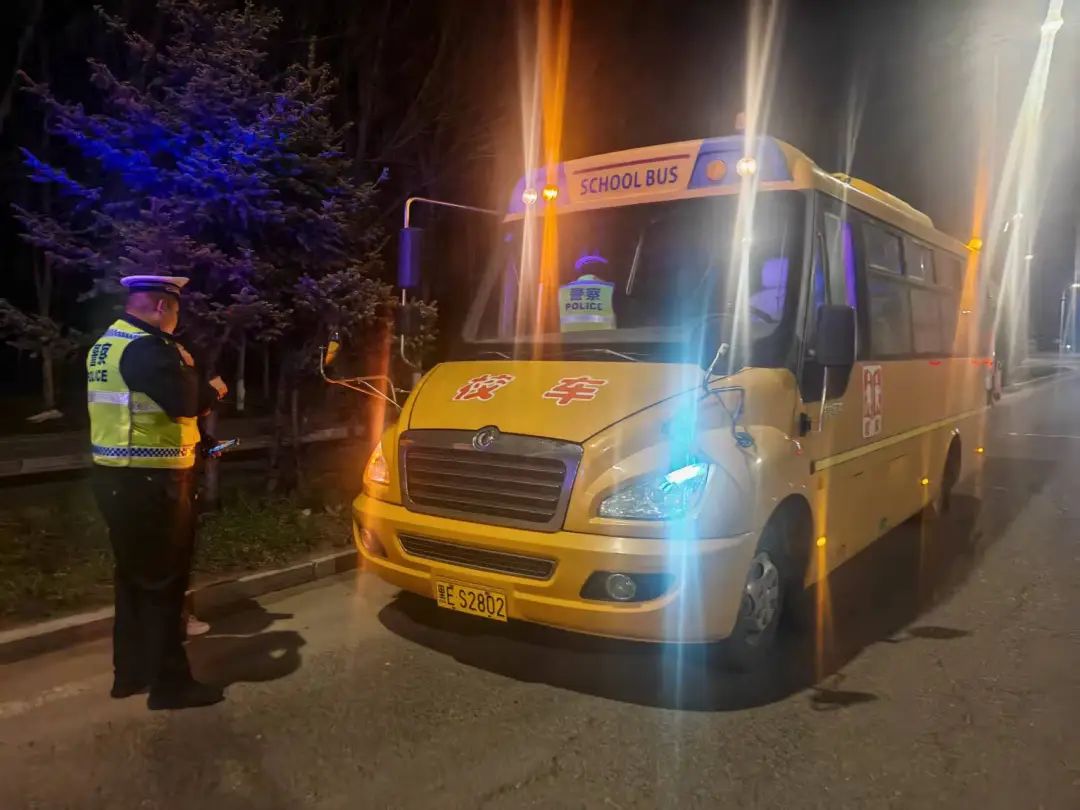 春季行動丨大慶交警聯(lián)合教育局開展校車專項安全檢查暨警示教育安全培訓(xùn)會/ 圖片