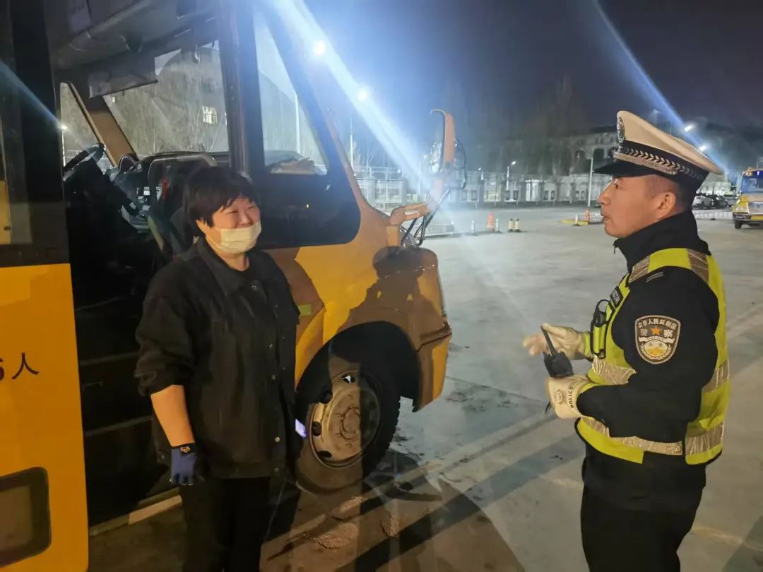 春季行動丨大慶交警聯(lián)合教育局開展校車專項安全檢查暨警示教育安全培訓(xùn)會/ 圖片