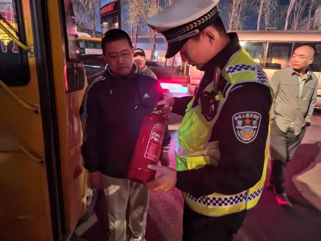 春季行動丨大慶交警聯(lián)合教育局開展校車專項安全檢查暨警示教育安全培訓(xùn)會/ 圖片