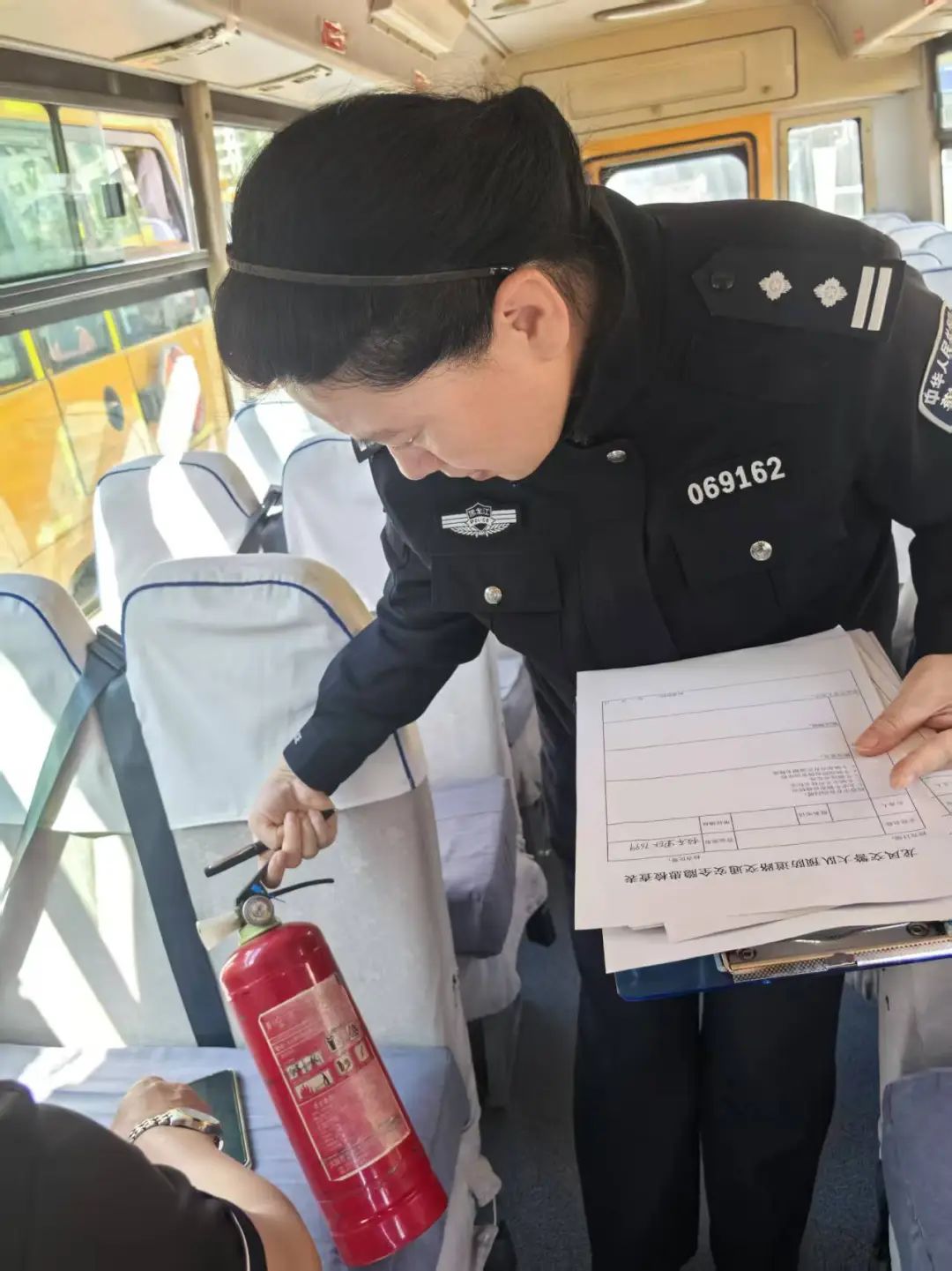 春季行動丨大慶交警聯(lián)合教育局開展校車專項安全檢查暨警示教育安全培訓(xùn)會/ 圖片