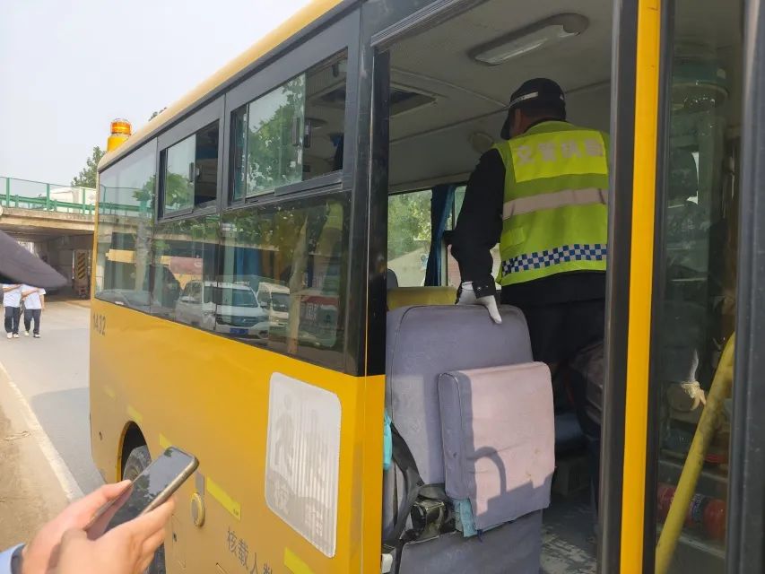 懷遠交警對校車進行安全檢查/ 圖片