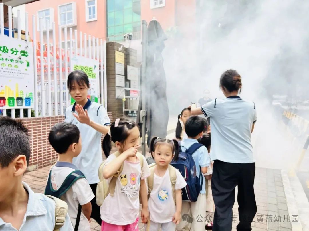 【筑牢安全防線 守護幼兒出行】——紅黃藍幼兒園校車安全應急疏散演練 【筑牢安全防線 守護幼兒出行】——紅黃藍幼兒園校車安全應急疏散演練