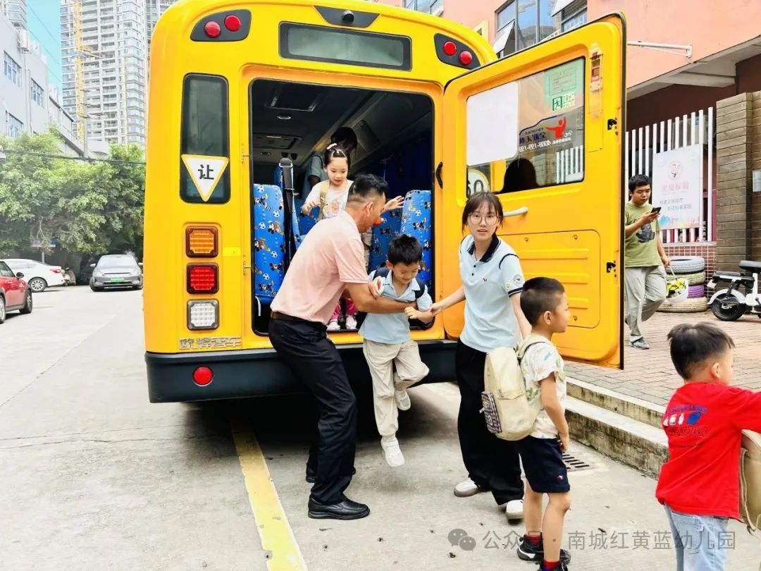 【筑牢安全防線 守護幼兒出行】——紅黃藍幼兒園校車安全應急疏散演練 【筑牢安全防線 守護幼兒出行】——紅黃藍幼兒園校車安全應急疏散演練