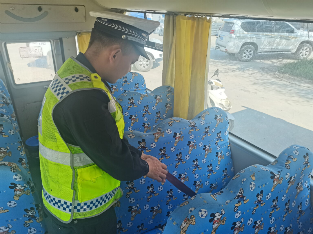 紅山交警中隊深入學校持續開展校車安全隱患檢查工作/ 圖片