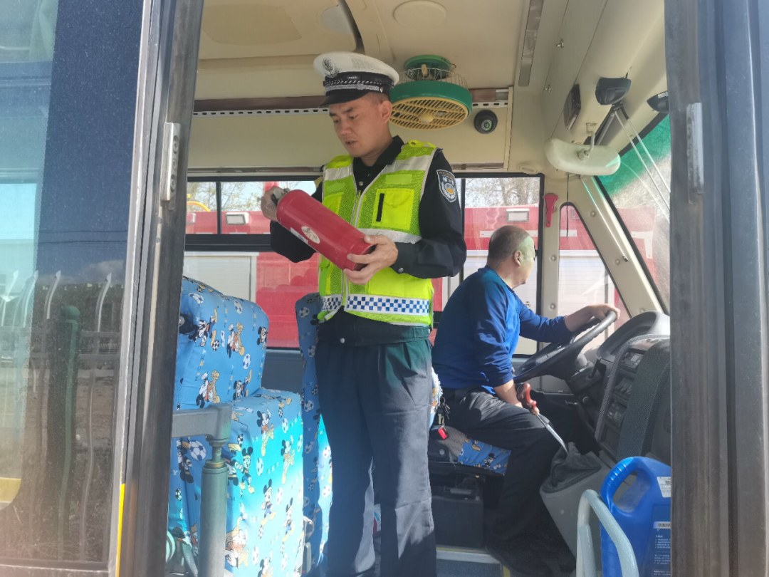 紅山交警中隊深入學校持續開展校車安全隱患檢查工作/ 圖片