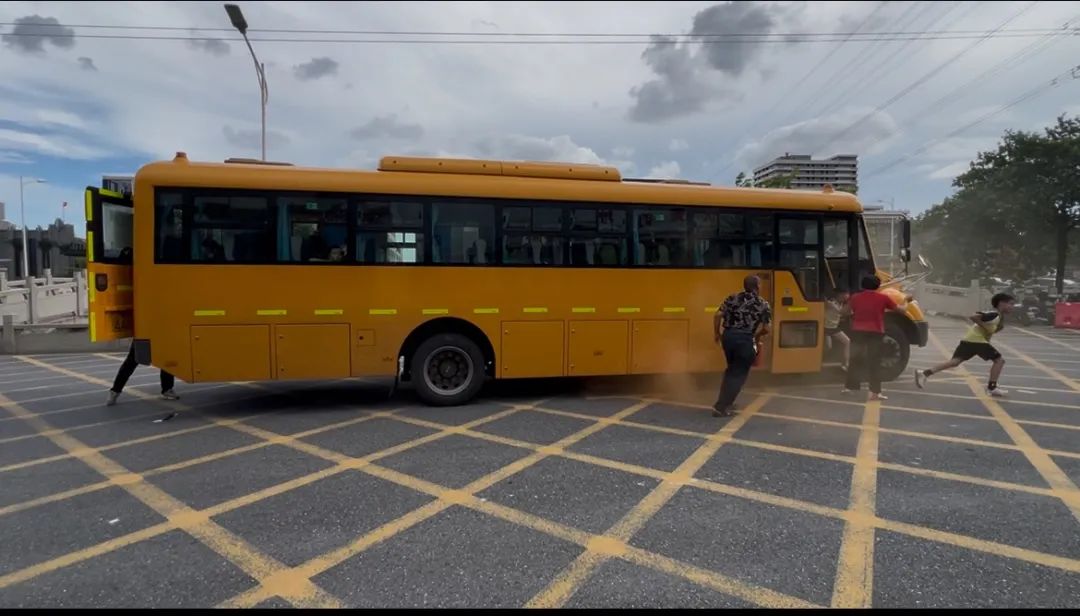 聚焦安全,守護校園——紫南小學校車安全應急疏散演練 聚焦安全,守護校園——紫南小學校車安全應急疏散演練