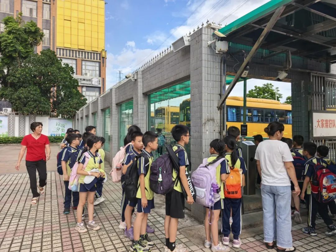 聚焦安全,守護校園——紫南小學校車安全應急疏散演練 聚焦安全,守護校園——紫南小學校車安全應急疏散演練