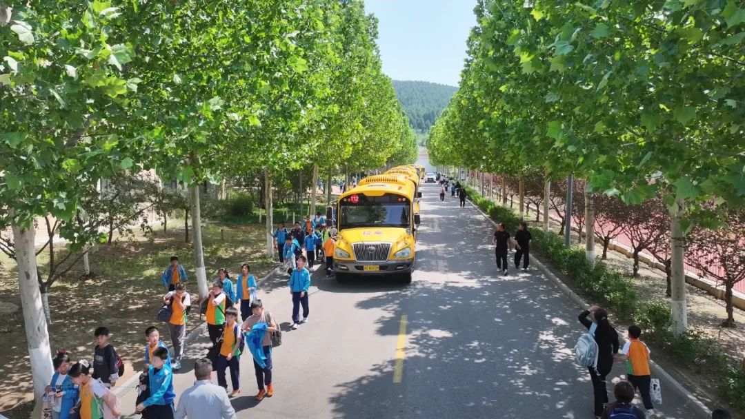 校車服務新升級 呵護學子上學路——昌樂北大公學美加學校校車服務優化升級 圖片