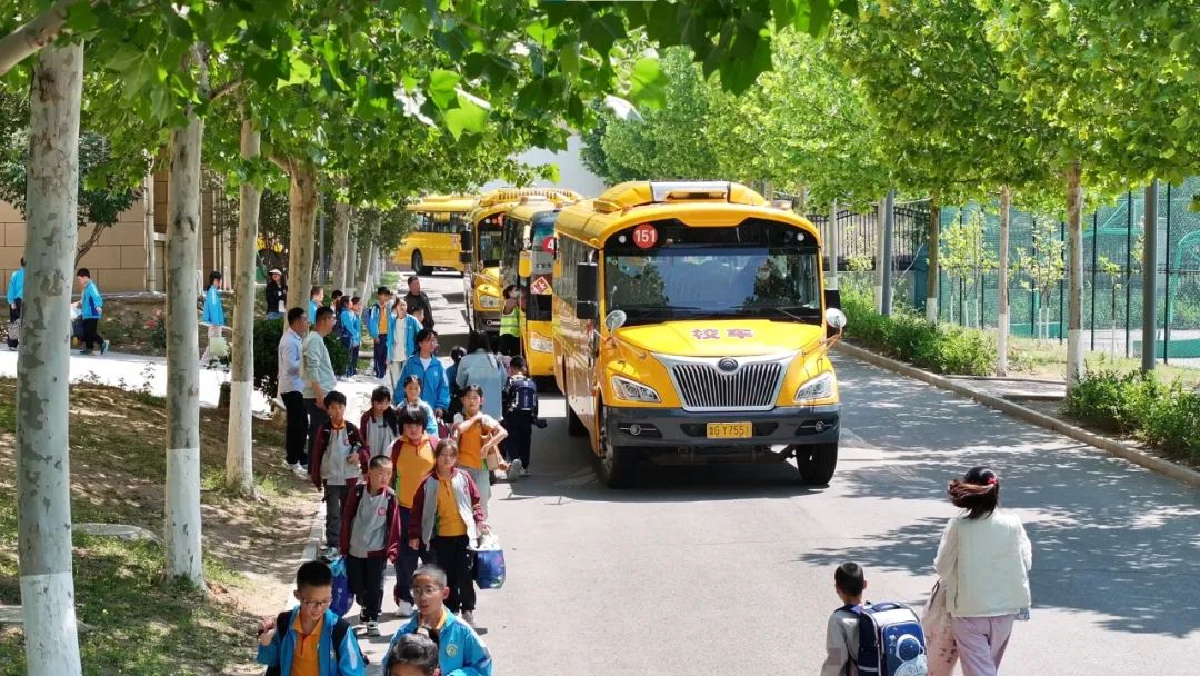 校車服務新升級 呵護學子上學路——昌樂北大公學美加學校校車服務優化升級 圖片