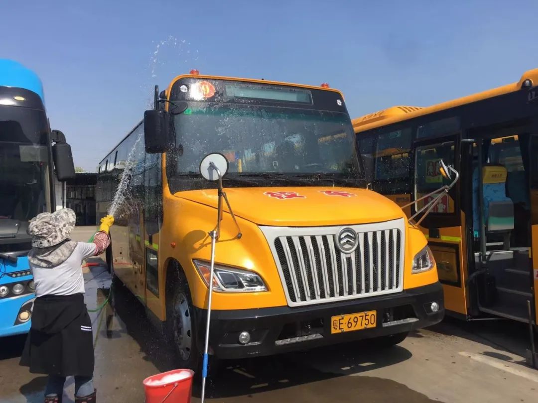 暑假“不放假”,校車維保忙! 圖片