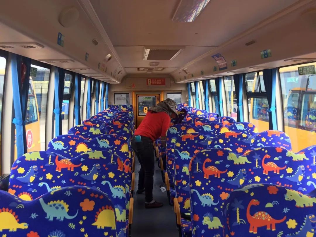 暑假“不放假”,校車維保忙! 圖片