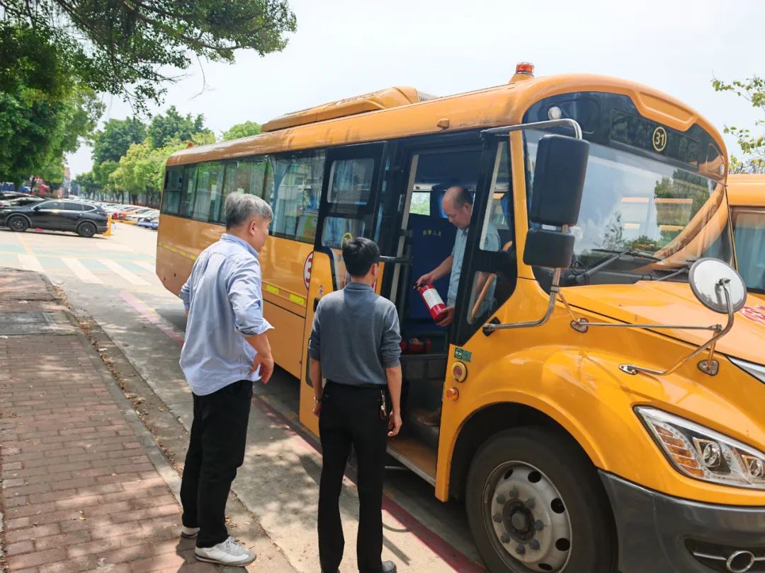 暑假“不放假”,校車維保忙! 圖片