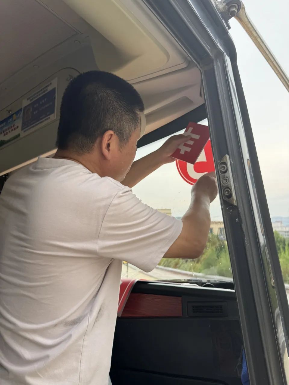 戰高溫 守初心!威海交運校車為開學“煥新”護航 圖片