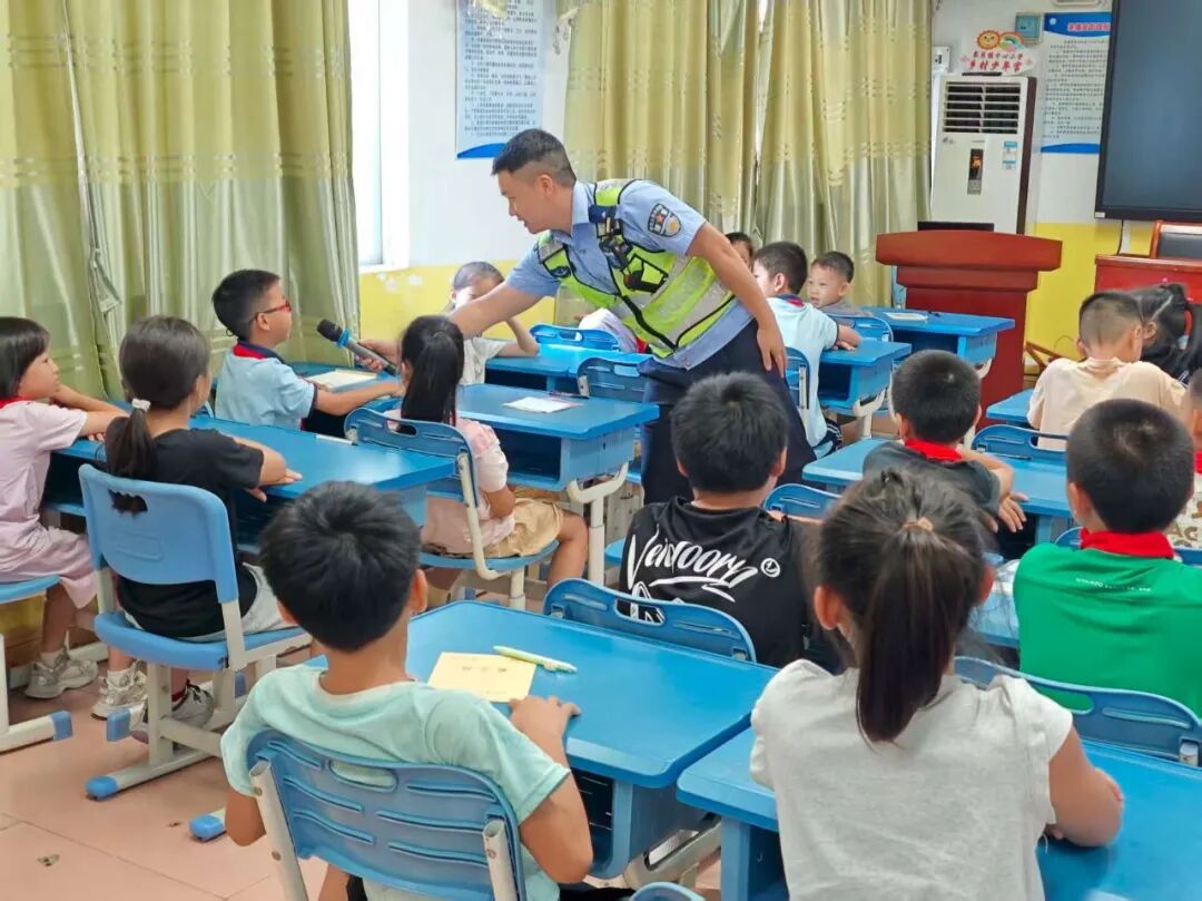 校車安全筑防線,平安上學暖心間 校車安全筑防線,平安上學暖心間