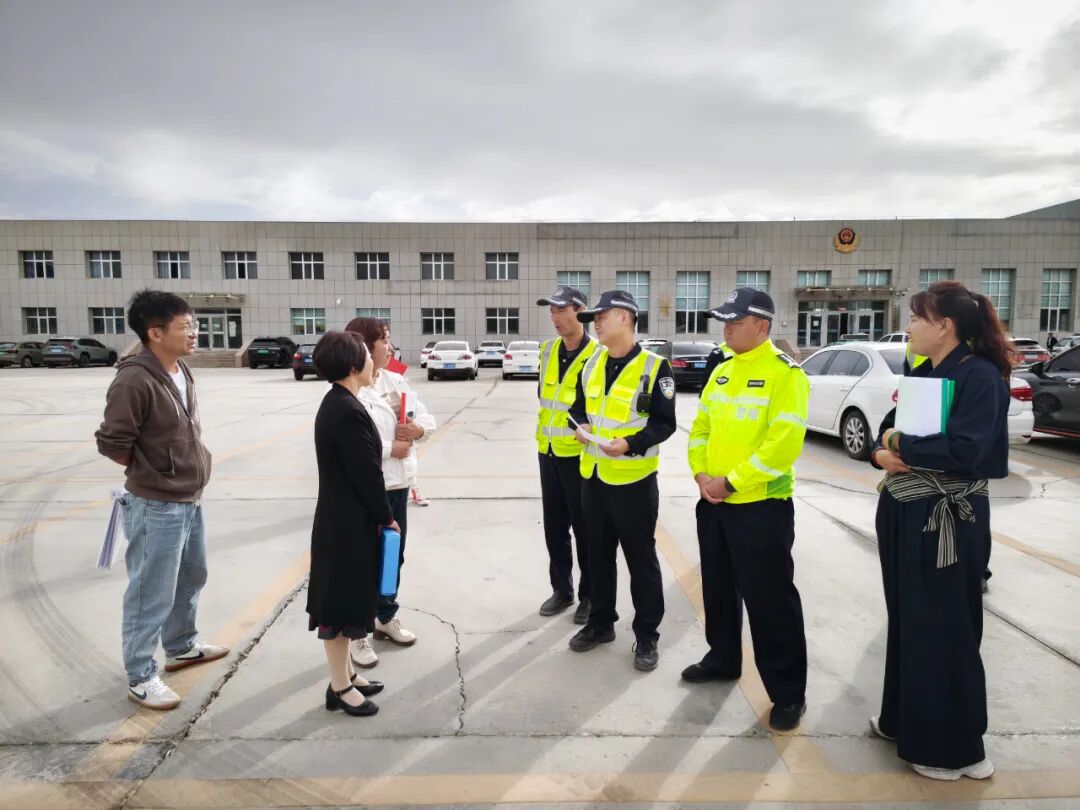 格爾木交警:三方聯動查校車隱患 織密學子出行“安全網” 圖片