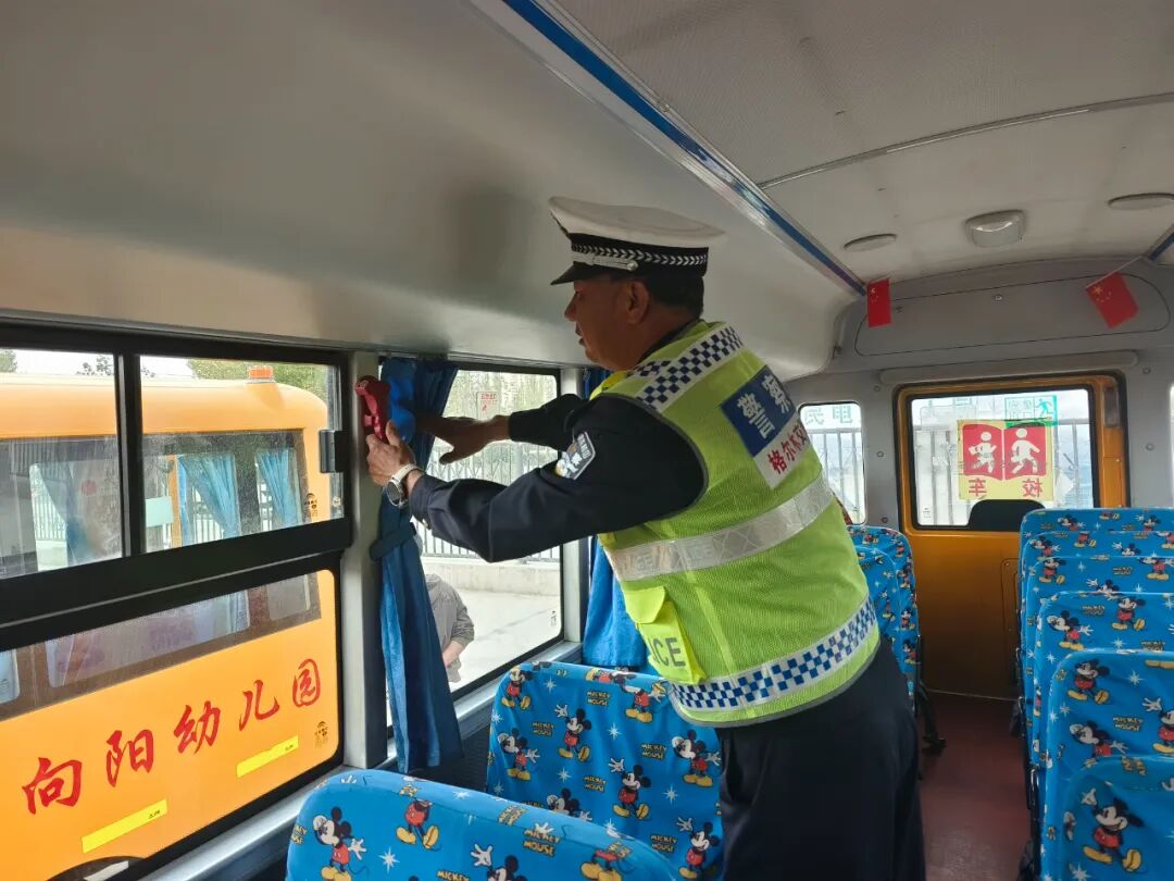 格爾木交警:三方聯動查校車隱患 織密學子出行“安全網” 圖片