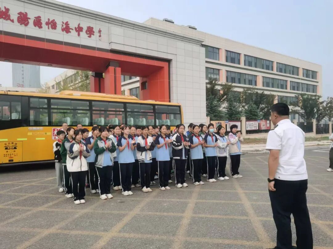 【全環境立德樹人】筑牢安全防線 守住生命紅線——城陽區怡海中學開展校車消防安全應急演練 【全環境立德樹人】筑牢安全防線 守住生命紅線——城陽區怡海中學開展校車消防安全應急演練
