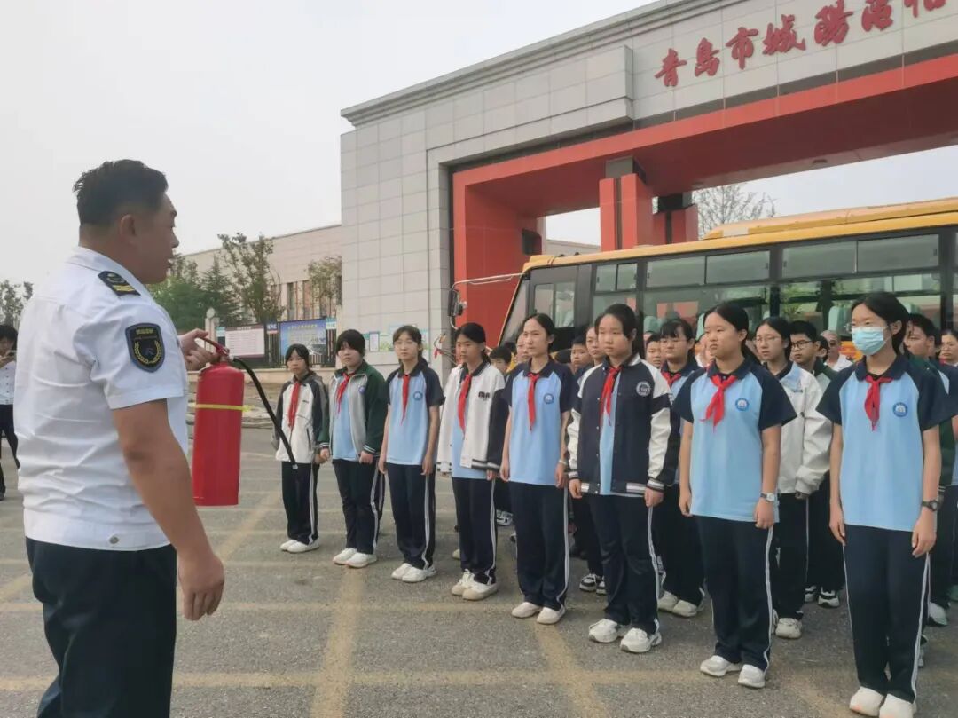 【全環境立德樹人】筑牢安全防線 守住生命紅線——城陽區怡海中學開展校車消防安全應急演練 【全環境立德樹人】筑牢安全防線 守住生命紅線——城陽區怡海中學開展校車消防安全應急演練