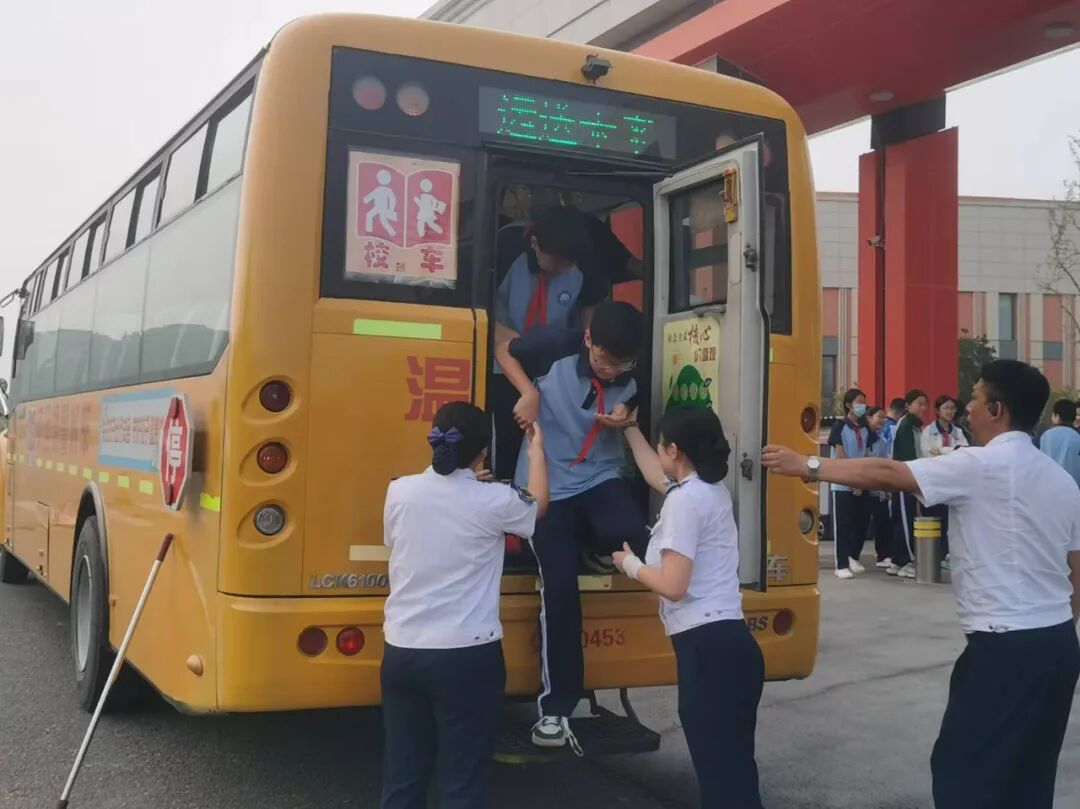 【全環境立德樹人】筑牢安全防線 守住生命紅線——城陽區怡海中學開展校車消防安全應急演練 【全環境立德樹人】筑牢安全防線 守住生命紅線——城陽區怡海中學開展校車消防安全應急演練