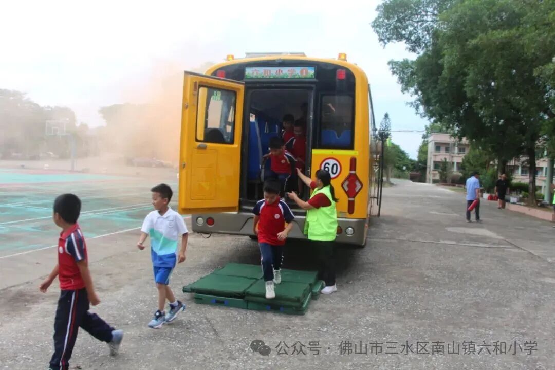 快樂乘車,安全同行——南山鎮六和小學2025—2026學年校車消防逃生演練 快樂乘車,安全同行——南山鎮六和小學2025—2026學年校車消防逃生演練