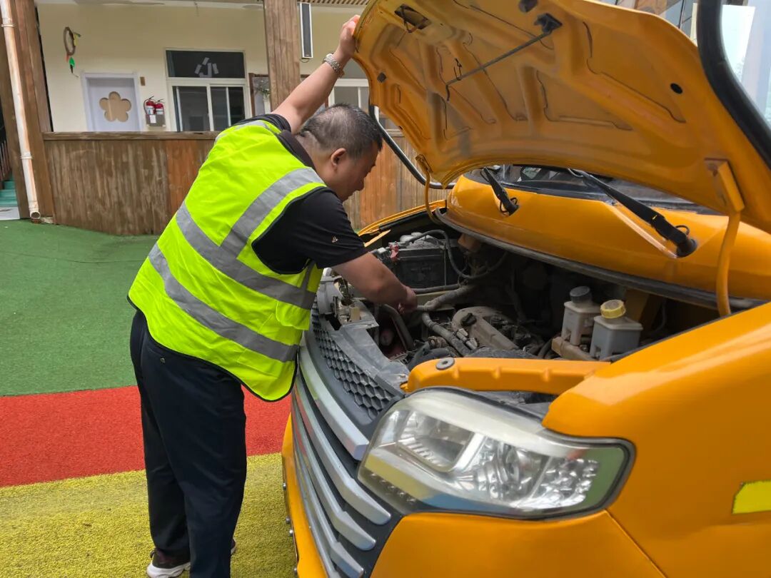 筑牢校車安全，守護成長之路——花兒朵朵幼兒園2025年秋季校車安全應急疏散演練
