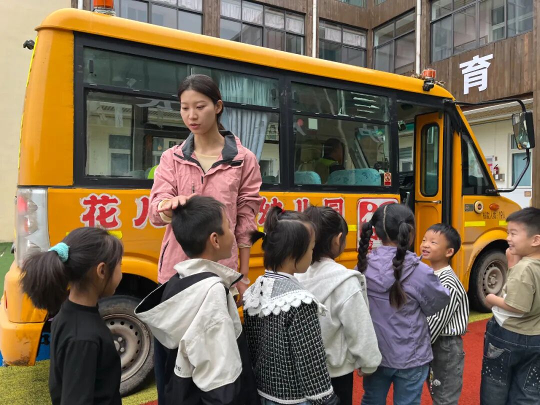 筑牢校車安全，守護成長之路——花兒朵朵幼兒園2025年秋季校車安全應急疏散演練