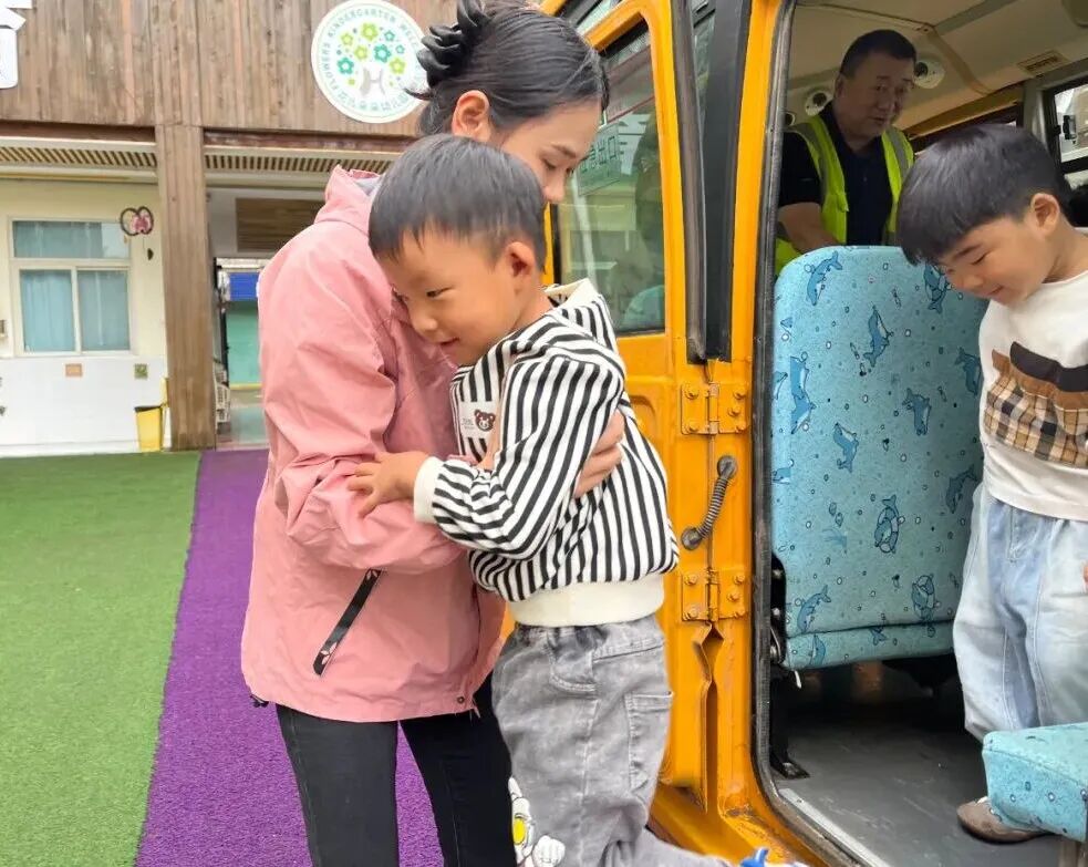 筑牢校車安全，守護成長之路——花兒朵朵幼兒園2025年秋季校車安全應急疏散演練