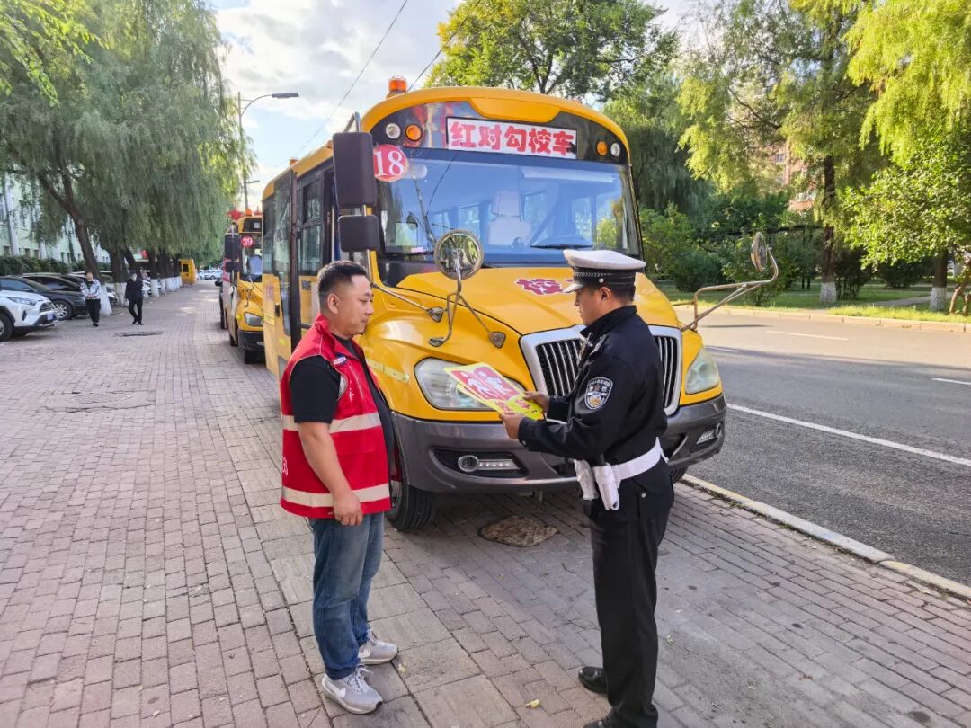 前進大隊深入轄區校車企業開展安全檢查和宣傳教育丨交通秩序整治/ 前進大隊深入轄區校車企業開展安全檢查和宣傳教育丨交通秩序整治