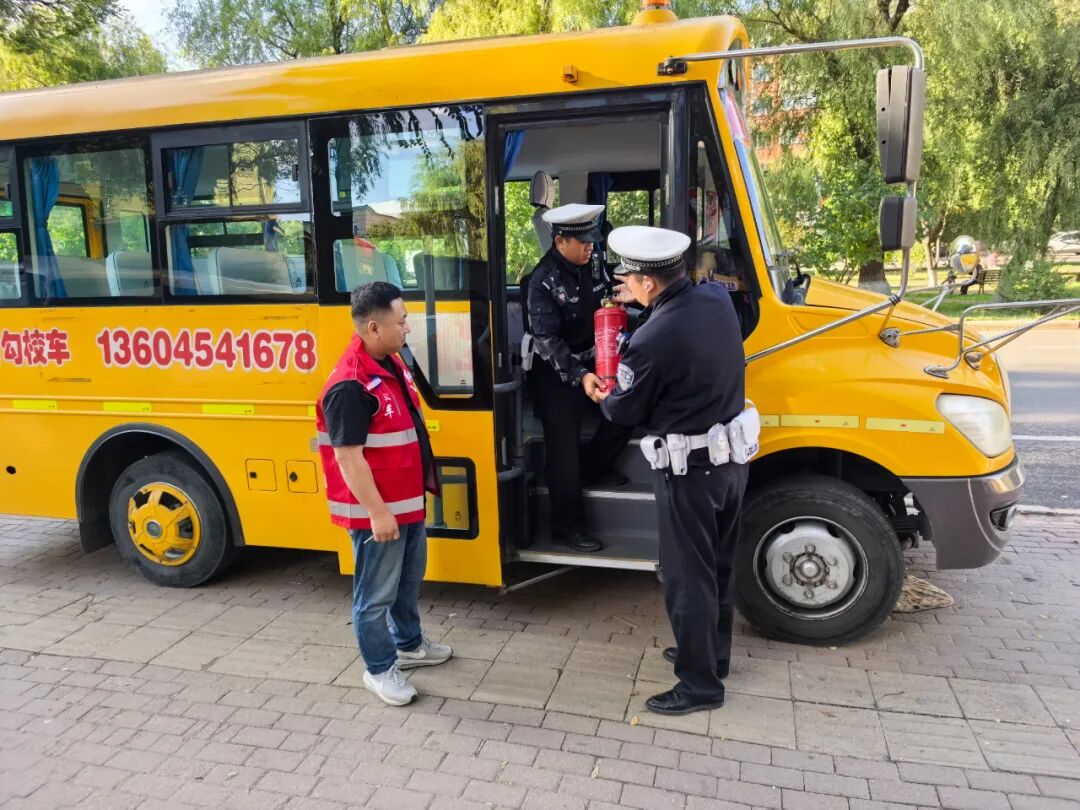 前進大隊深入轄區校車企業開展安全檢查和宣傳教育丨交通秩序整治/ 前進大隊深入轄區校車企業開展安全檢查和宣傳教育丨交通秩序整治