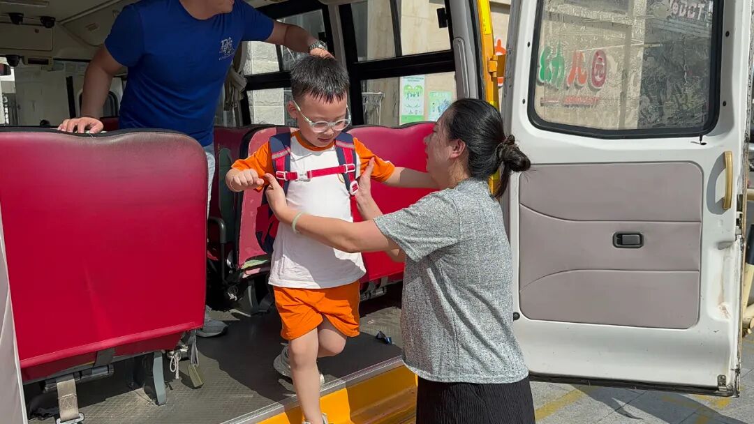 【平安校園】為愛護航,平安校車伴我行 ——石獅市恩啟頓幼兒園校車應急疏散演練 【平安校園】為愛護航,平安校車伴我行 ——石獅市恩啟頓幼兒園校車應急疏散演練