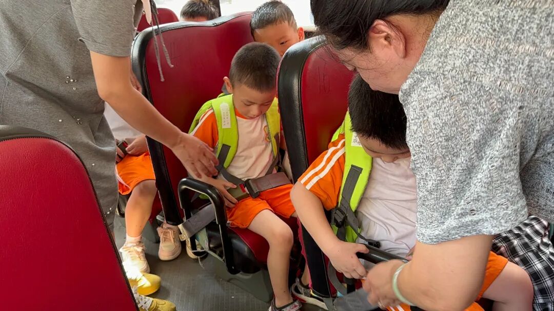 【平安校園】為愛護航,平安校車伴我行 ——石獅市恩啟頓幼兒園校車應急疏散演練 【平安校園】為愛護航,平安校車伴我行 ——石獅市恩啟頓幼兒園校車應急疏散演練
