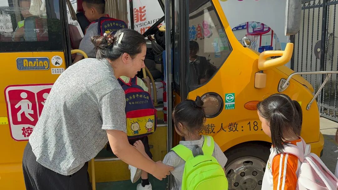 【平安校園】為愛護航,平安校車伴我行 ——石獅市恩啟頓幼兒園校車應急疏散演練 【平安校園】為愛護航,平安校車伴我行 ——石獅市恩啟頓幼兒園校車應急疏散演練