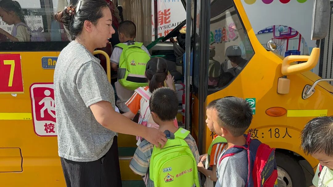【平安校園】為愛護航,平安校車伴我行 ——石獅市恩啟頓幼兒園校車應急疏散演練 【平安校園】為愛護航,平安校車伴我行 ——石獅市恩啟頓幼兒園校車應急疏散演練