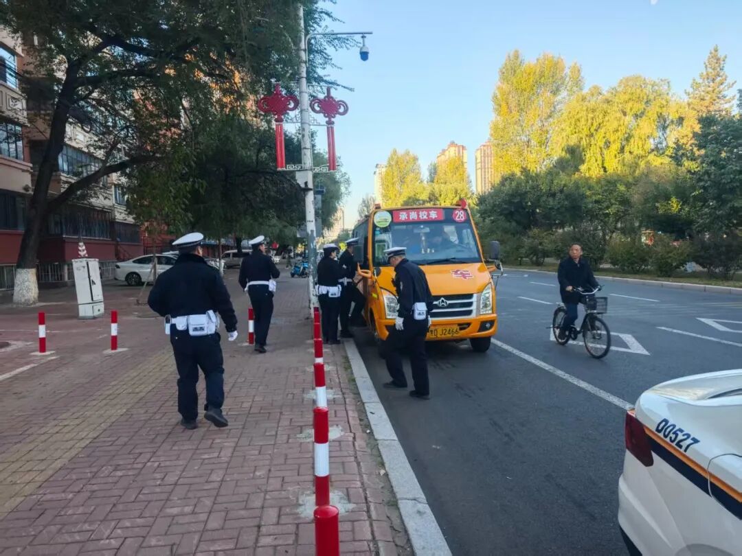 前進(jìn)大隊(duì)開展校車安全專項(xiàng)檢查與宣傳教育丨交通秩序整治/ 微信圖片_20251010090841_456_489.jpg