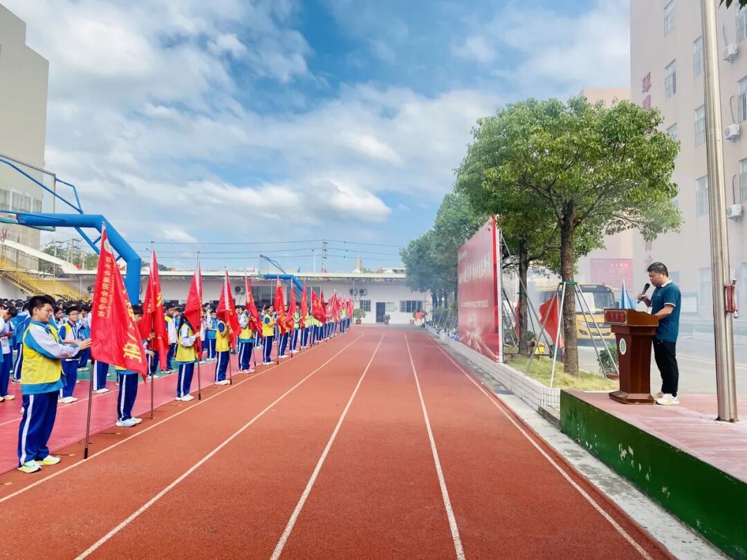 校車緊急疏散演練，為學(xué)子安全 “保駕護(hù)航”