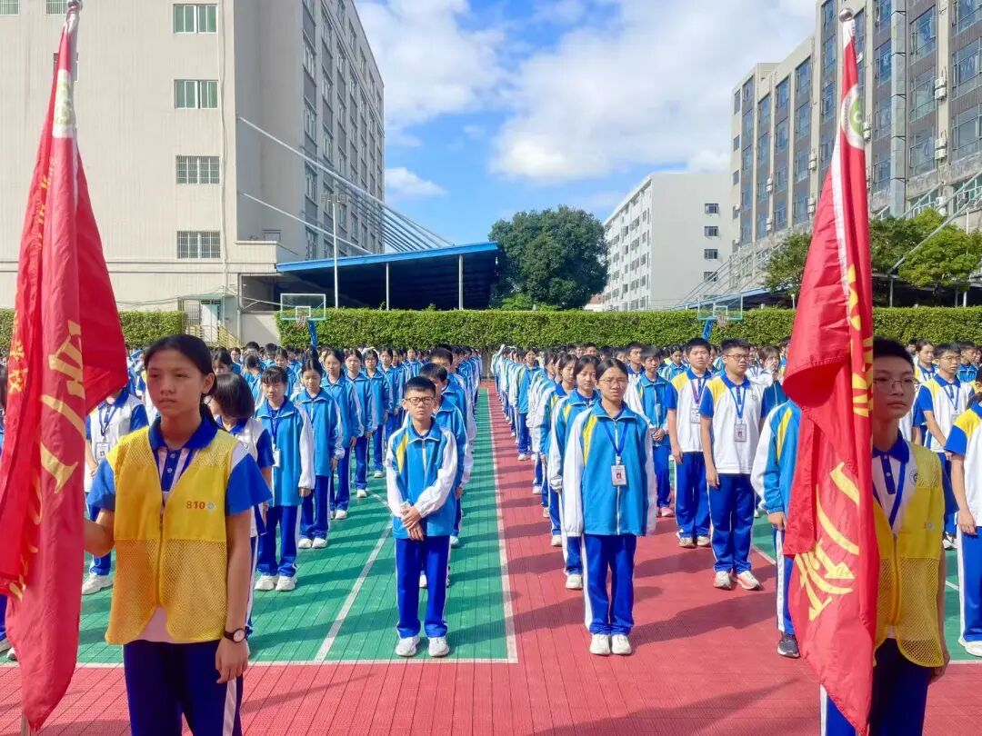 校車緊急疏散演練，為學(xué)子安全 “保駕護(hù)航”
