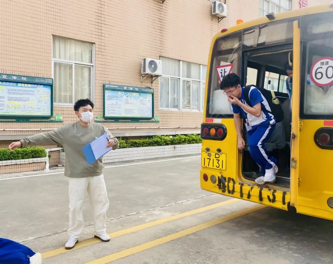 校車緊急疏散演練，為學(xué)子安全 “保駕護(hù)航”