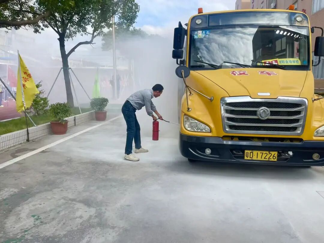 校車緊急疏散演練，為學(xué)子安全 “保駕護(hù)航”