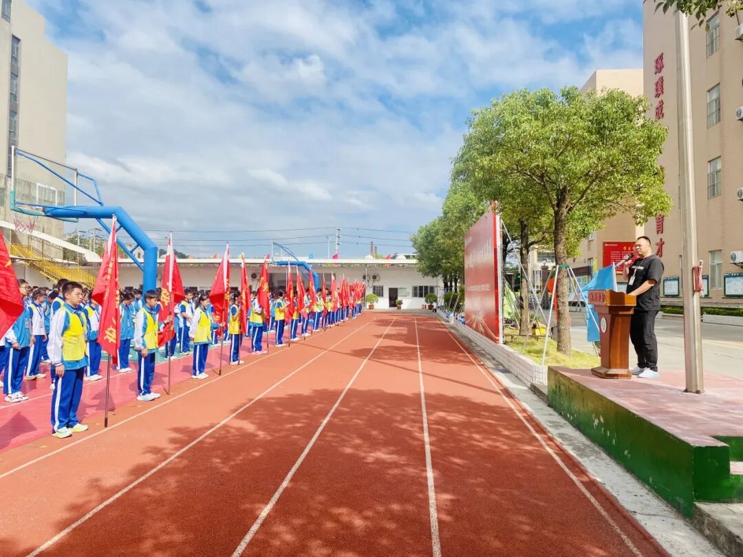 校車緊急疏散演練，為學(xué)子安全 “保駕護(hù)航”