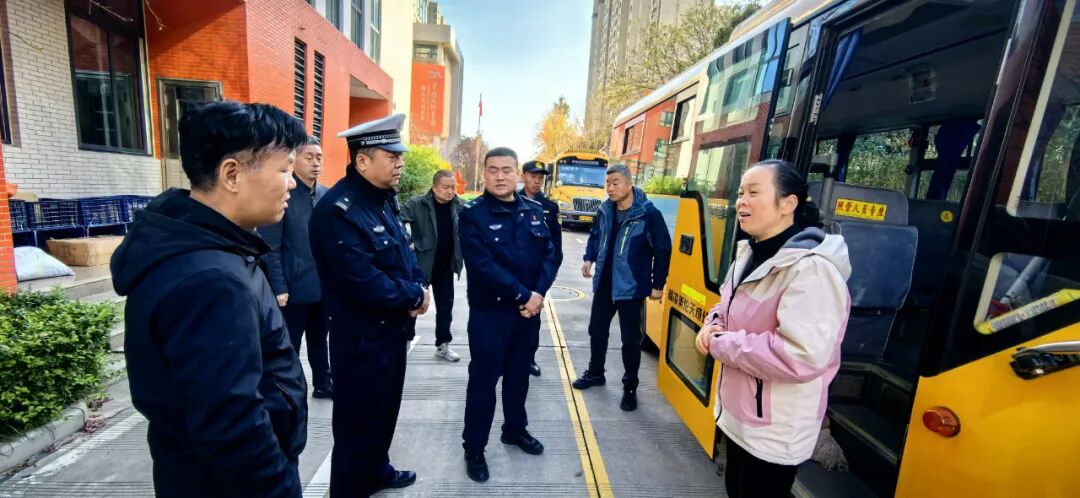 楊陵交警聯(lián)合楊陵區(qū)教育局、交通局對(duì)全區(qū)校車開展安全檢查
